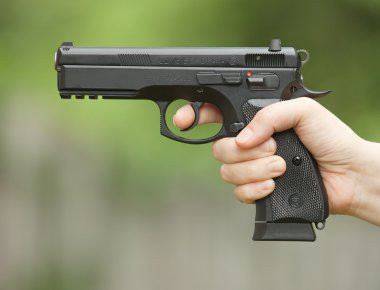 Πυροβόλησαν τον σκοπό όταν προσπάθησε να καταδιώξει τους δράστες της βομβιστικής επίθεσης στο Εφετείο